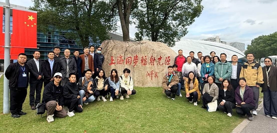 一群人站在草地上AI 生成的内容可能不正确。